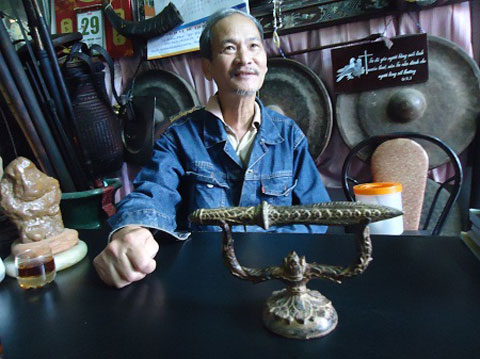ông[-]Thanh[-]đã[-]sưu[-]tầm[-]được[-]trên[-]10.000[-]cổ[-]vật